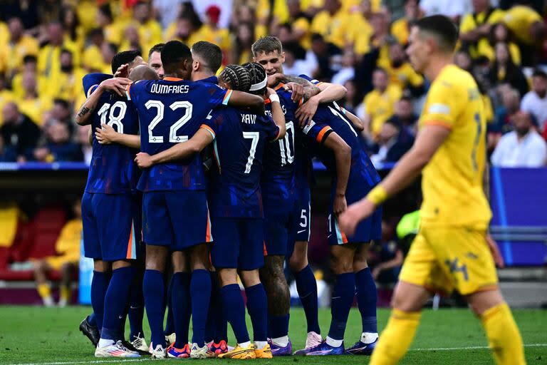 Países Bajos demolió a Rumania con un 3-0 y gran superioridad y accedió a los cuartos de la Eurocopa; los futbolistas tuvieron un disgusto con una crítica pública del DT Ronald Koeman, pero siguen unidos y mejoraron.