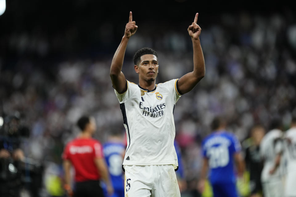 Jude Bellingham celebra tras anotar el segundo gol del Real Madrid en la victoria 2-1 ante Getafe por la Liga de España, el sábado 2 de septiembre de 2023, en el estadio Santiago Bernabéu, en Madrid. (AP Foto/José Bretón)