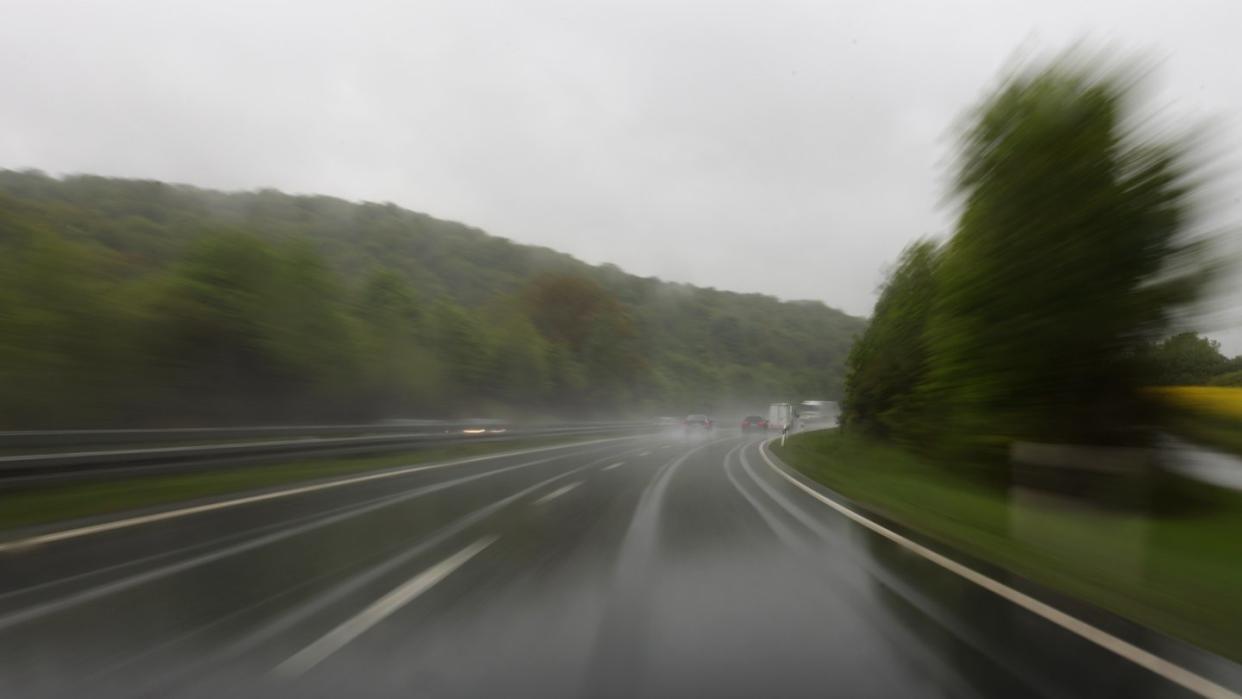 Wer lange fährt, kennt das Gefühl schwindender Konzentration. Erste Anzeichen sollten unbedingt ernst genommen werden. Foto: Daniel Karmann