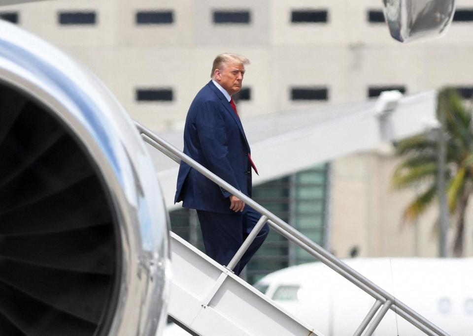 唐纳德·特朗普抵达迈阿密国际机场接受提审。