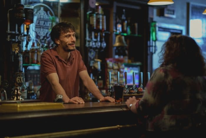 En Mi reno de peluche, Martha y Donny se conocen cuando ella entra en el bar donde él está de camarero y él le regala una taza de té cortesía de la casa