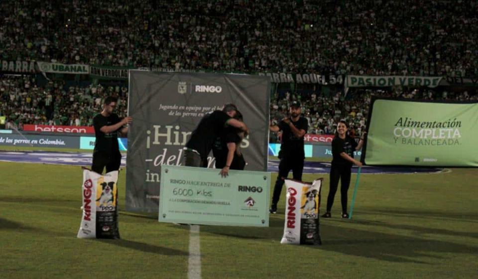 Ringo y Atlético Nacional entregan donación de 6 toneladas de alimento para perros. Foto: cortesía