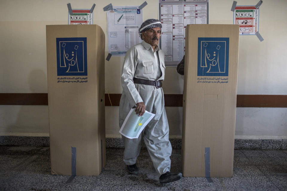 <p>Voters head to polling stations to cast their vote for the Iraqi parliamentary election on May 12, 2018 in Erbil, Iraq. (Photo: Younes Mohammed/Getty Images) </p>