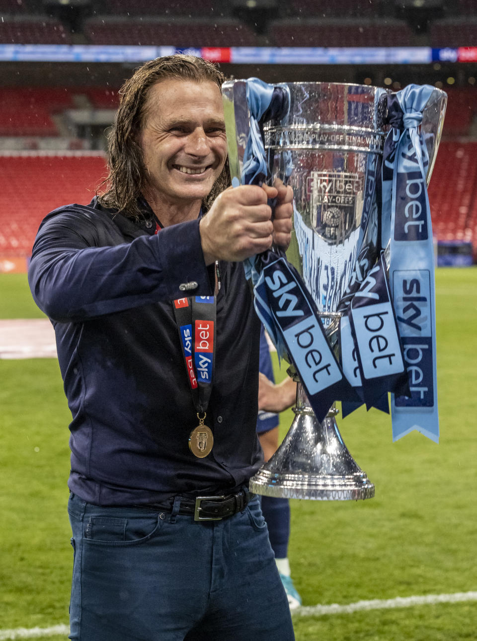 LONDON, ENGLAND - JULY 13: Wycombe Wanderers' manager Gareth Ainsworth holds the trophy during the Sky Bet League One Play Off Final between Oxford United and Wycombe Wanderers at Wembley Stadium on July 13, 2020 in London, England. (Photo by Andrew Kearns - CameraSport via Getty Images)