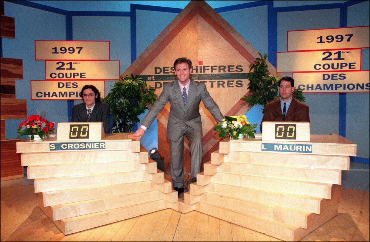 Une photo prise le 4 mars 1997 à Paris, lors de l'enregistrement de la finale de la 21e coupe des champions de "Des chiffres et des lettres". Au centre l'animateur Laurent Romejko entouré des deux finalistes Stéphane Crosnier et Luc Maurin.