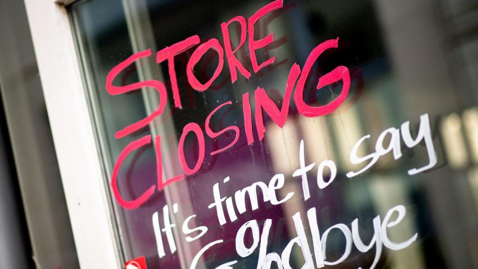 Die englische Aufschrift „Store Closing“ und der Zusatz „It’s time to say Goodbye“ steht auf dem Schaufenster eines geschlossenen Geschäfts in der Oldenburger Innenstadt