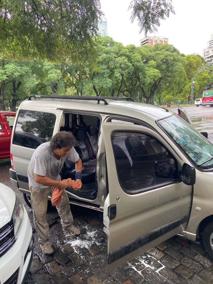 José Jaldin seca su auto al término del temporal