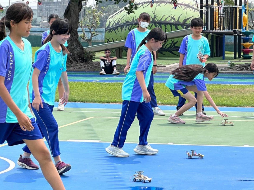 文昌國小學童體驗太陽能車(圖片來源：大葉大學提供)