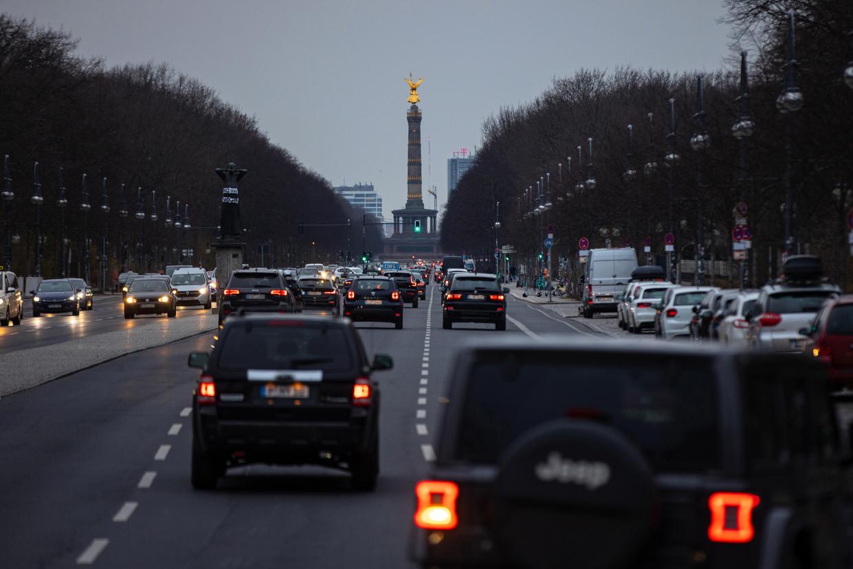 Traffic approaches the Victory Column in Berlin