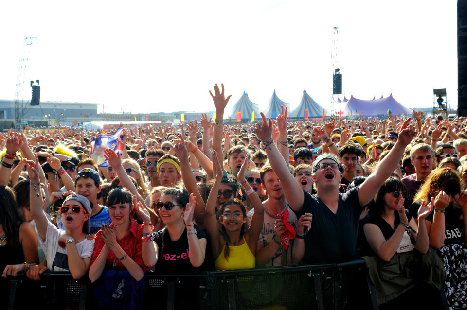 READING, ENGLAND - AUGUST 25:  Crowd scene at the Main Stage during Day 1 of the Reading Festival at Richfield Avenue on August 25, 2017 in Reading, England.  (Photo by C Brandon/Redferns)