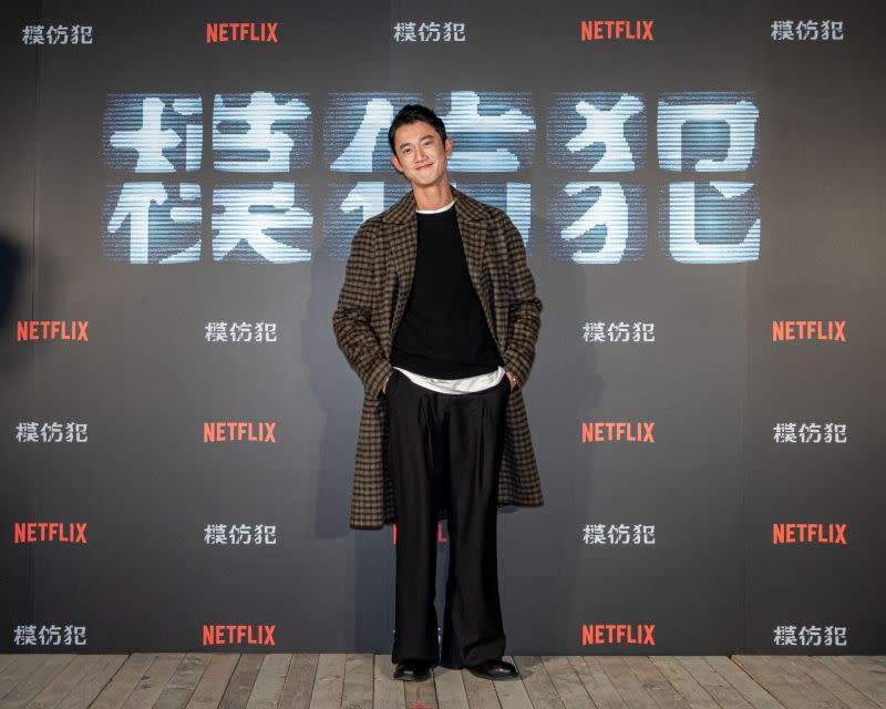 ▲吳慷仁曾在新聞台工作，當家主播正是侯佩岑。（圖／Netflix）