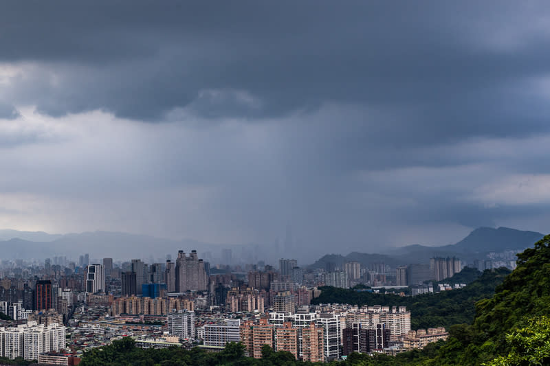 對流旺盛　雙北山區大雨特報（2） 中央氣象署11日下午針對雙北等10縣市發布大雨特 報，大雨地區包含雙北市山區等處，午後台北知名地 標101大樓在雨瀑中依稀可見其輪廓。 中央社記者鄭清元攝  113年7月11日 