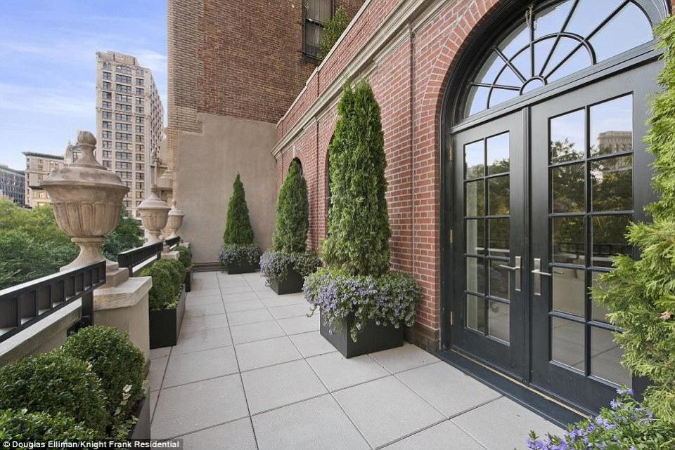 <p>Diese herrliche grüne Gartenterrasse liegt direkt neben dem Fernsehzimmer und lässt sich über Doppelbogentüren im französischen Stil betreten.<br> Douglas Elliman/Knight Frank Residential </p>
