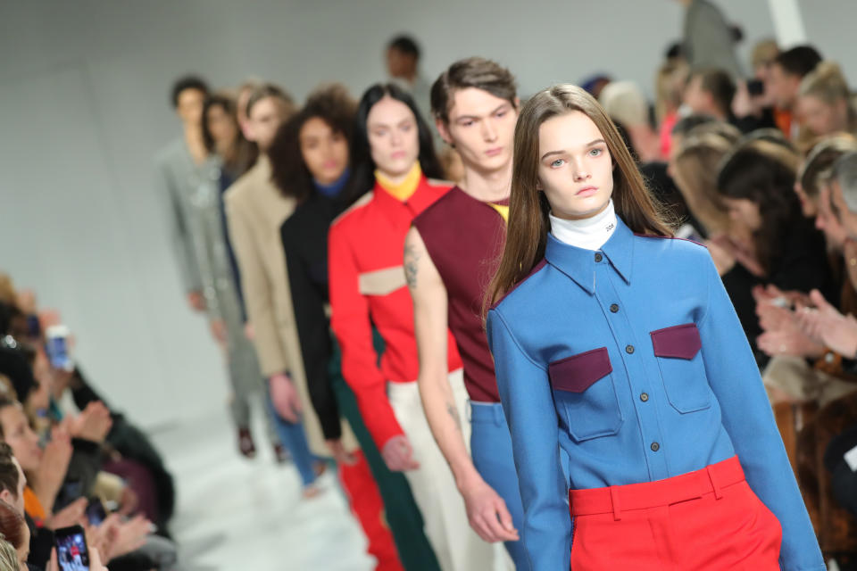 <p>Raf Simons’ erste Kollektion für Calvin Klein wurde hoch gelobt und die Art, wie der belgische Designer amerikanischen Stil revolutioniert, bescherte der Marke eine Vielzahl neuer prominenter Fans.<em> [Bild: Getty]</em> </p>