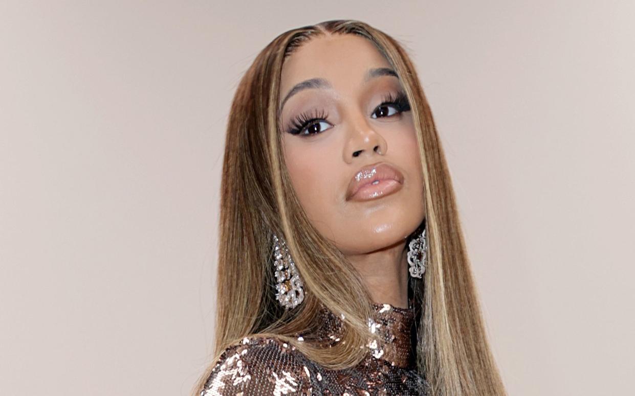 Als die Rapperin Cardi B bei einem ihrer Konzerte am Wochenende von einem Fan mit einem Getränk bespritzt wurde, warf sie kurzerhand ihr Mikrofon in Richtung des Angreifers. Diese Aktion hat nun ein Nachspiel. (Bild: 2023 Getty Images/Pascal Le Segretain)