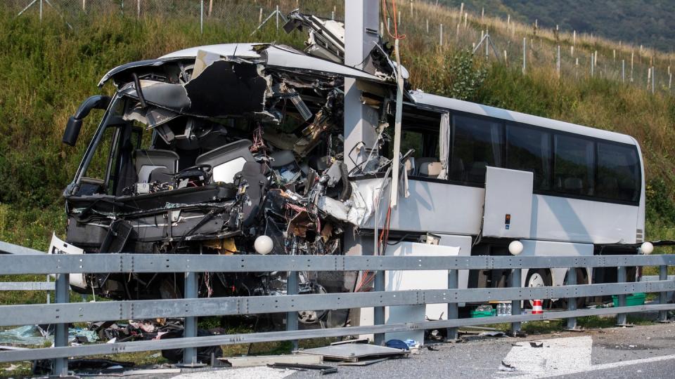 Der verunglückte deutsche Reisebus steht neben der Fahrbahn im Kanton Tessin. Foto: Gabriele Putzu/TI-PRESS