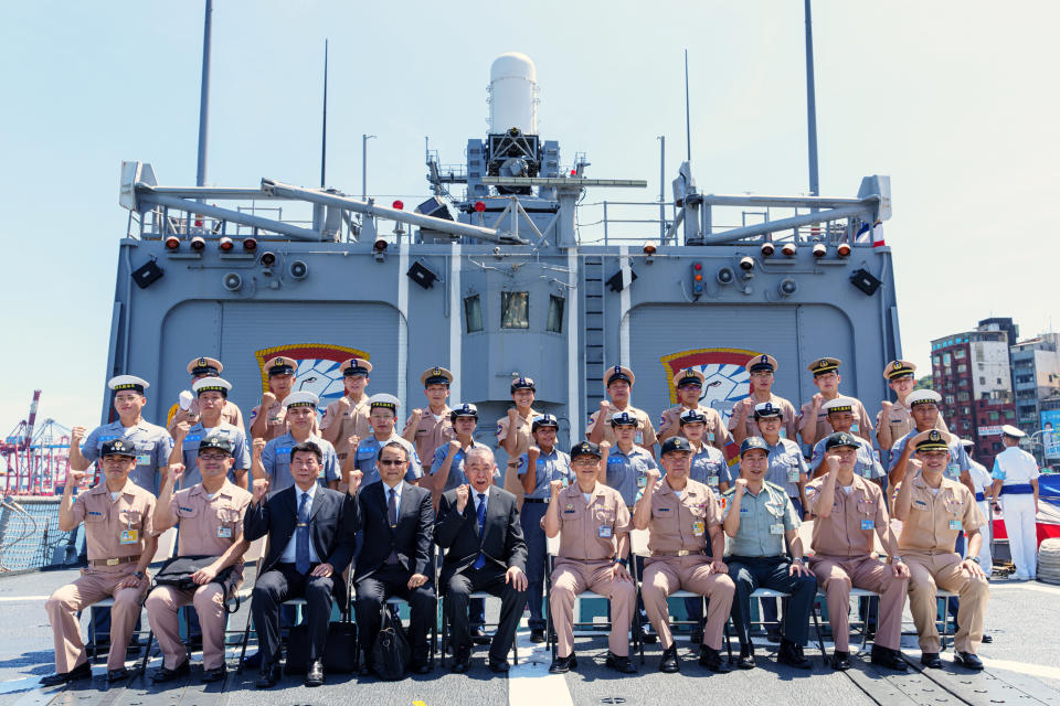 軍友社榮譽理事長李棟樑登成功艦慰訪官兵並在甲板與官兵合影留念。