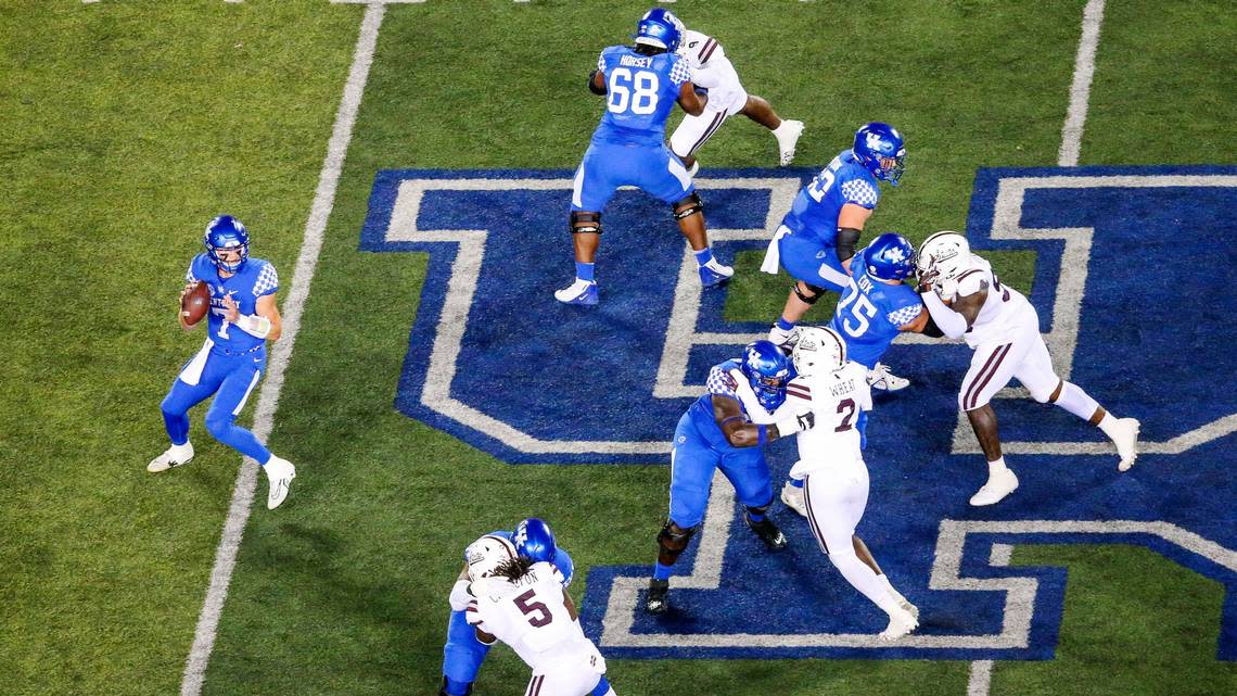 With Kentucky struggling at the tackle position in 2022, veteran left guard Kenneth Horsey (68) has moved outside.