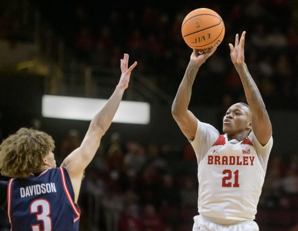 Bradley's Duke Deen (21) shoots over Belmont's Keishawn Davidson in the first half Saturday, Jan. 21, 2023 at Carver Arena. The Braves fell to the Bruins 78-76.