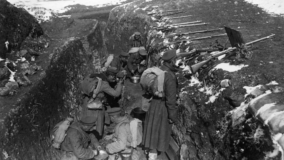 Soldados de Bulgaria en una trinchera en 1917.
