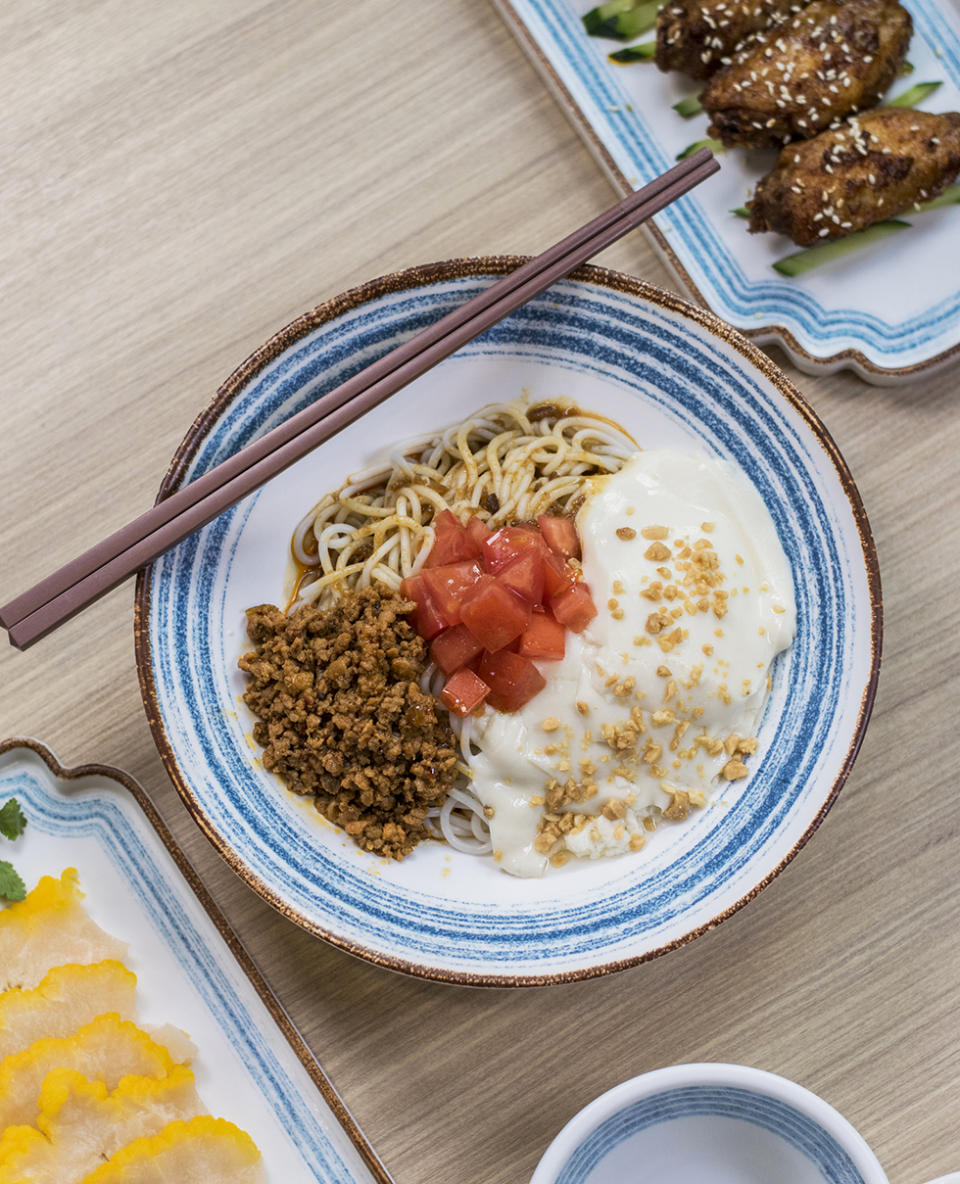 灣仔美食︱小瑪哥米線承傳30年雲南菜館 祖傳自家製酸菜米線+氣鍋雞 店二代：雲南菜好多好食材