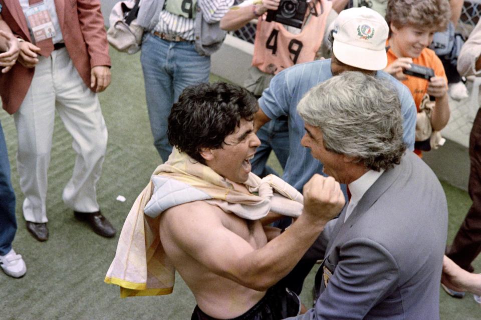 <p>El delantero argentino celebra el título en el Mundial de 1986.</p> (AFP via Getty Images)