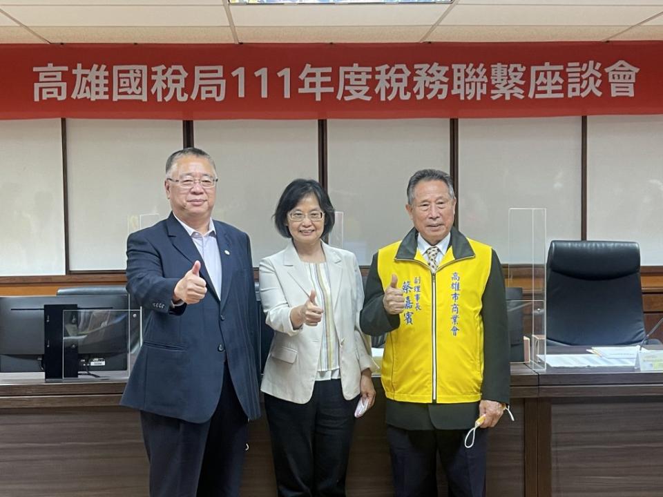 國稅局長李怡慧（中）與高市新商業會劉正光理事長（左），高雄市商業會副理事長蔡嘉賓（右）合影。（記者吳文欽攝）