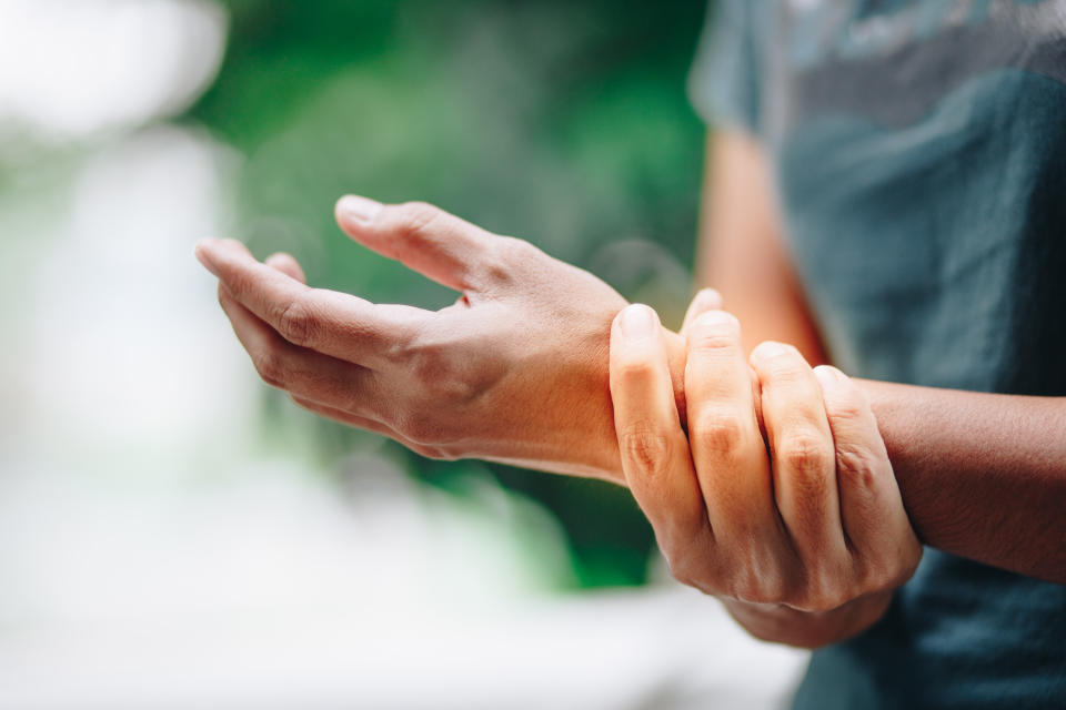 A los 50 años, una de cada dos mujeres y una de cada cinco los hombres sufrirán una fractura en su vida. (Foto: Getty)