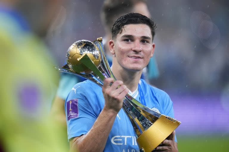 Julián Álvarez sostiene, con alegría, el trofeo del Mundial de Clubes 2023; el argentino convirtió dos goles en la definición