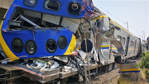 聯結車卡平交道上，遭火車直接撞上。（圖／翻攝畫面）