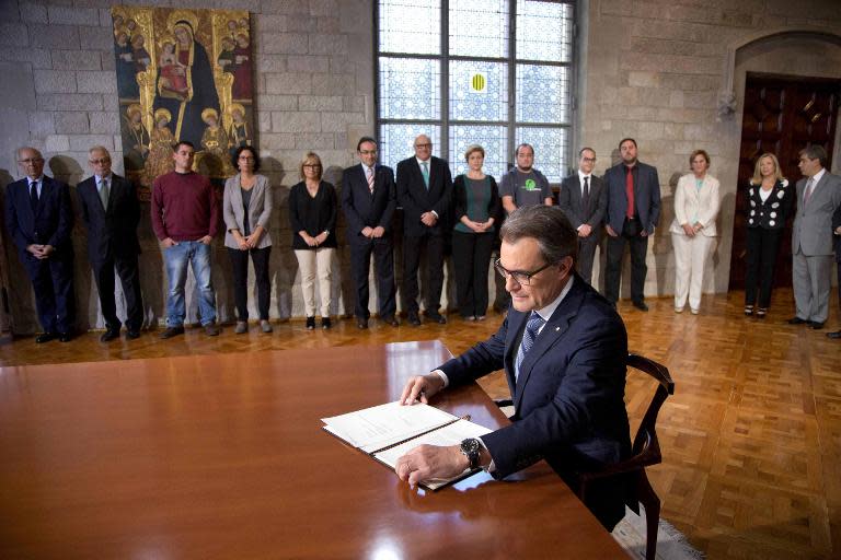 President of Catalonia's regional government Artur Mas signs the regional law to vote on independence, at the Generalitat palace in Barcelona on September 27, 2014