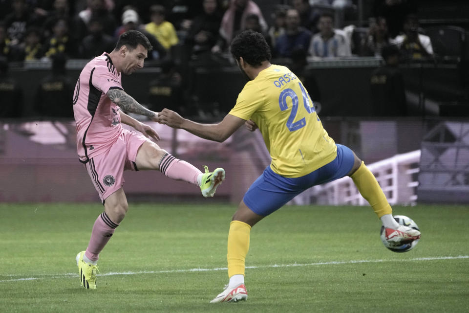 Lionel Messi del Inter Miami en acción en el encuentro amistoso frente a Mohammed Qasem del Al Nassr en el Estadio Kingdom Arena en Riad, Arabia Saudí el jueves 1 de febrero del 2024. (AP Foto/Amr Nabil)