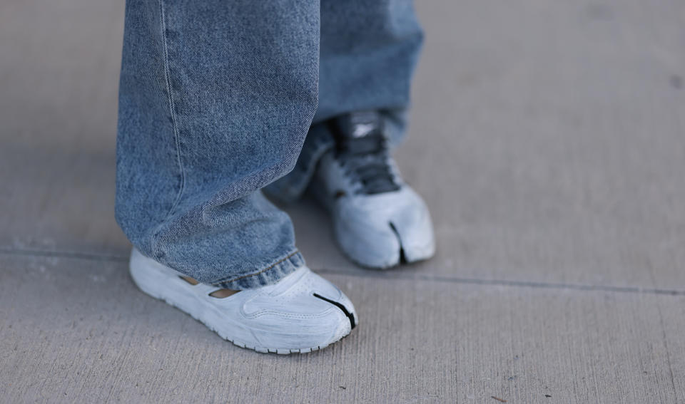 Reebok x Maison Margiela: Tabis gab es sogar schon als Sneaker (Bild: Jeremy Moeller/Getty Images)