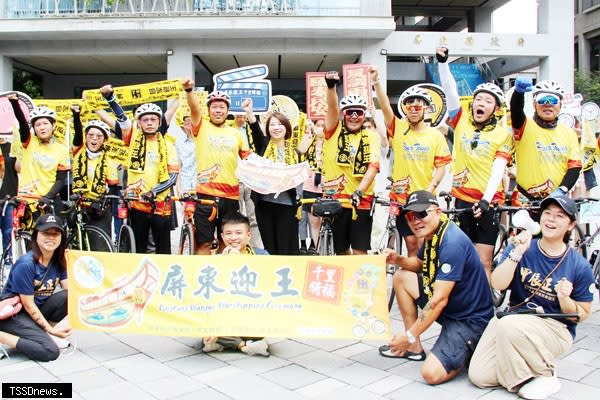 屏東迎王平安祭典九月起接連登場，縣長周春米（中）熱情迎接千里騎福行動成員，祝福車隊一路平安。（記者陳真攝）