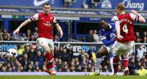 Everton's Romelu Lukaku (C) shoots to score against Arsenal during their English Premier League soccer match at Goodison Park in Liverpool, northern England, April 6, 2014. REUTERS/Darren Staples(BRITAIN - Tags: SPORT SOCCER) FOR EDITORIAL USE ONLY. NOT FOR SALE FOR MARKETING OR ADVERTISING CAMPAIGNS. NO USE WITH UNAUTHORIZED AUDIO, VIDEO, DATA, FIXTURE LISTS, CLUB/LEAGUE LOGOS OR "LIVE" SERVICES. ONLINE IN-MATCH USE LIMITED TO 45 IMAGES, NO VIDEO EMULATION. NO USE IN BETTING, GAMES OR SINGLE CLUB/LEAGUE/PLAYER PUBLICATIONS