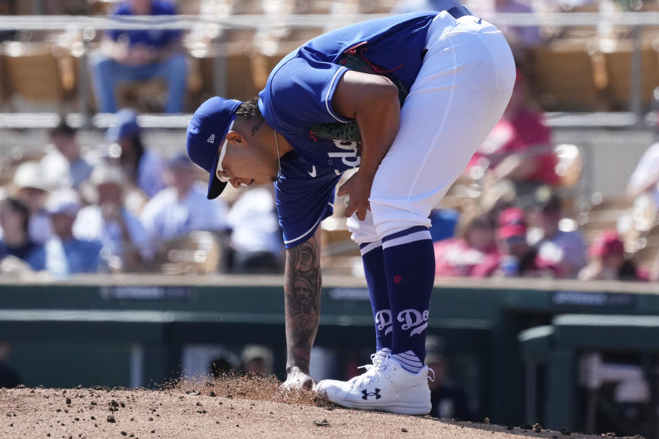 El lanzador mexicano Julio Urías de los Dodgers de Los Ángeles durante un juego de pretemporada ante los Rojos de Cincinnati, el martes 28 de febrero de 2023. (AP Foto/Ross D. Franklin)