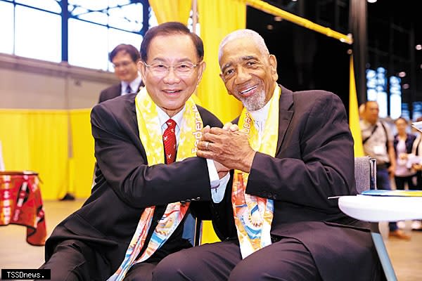 PoWR主辦委員會主席Bobby Rush(右)與洪道子博士相談甚歡。