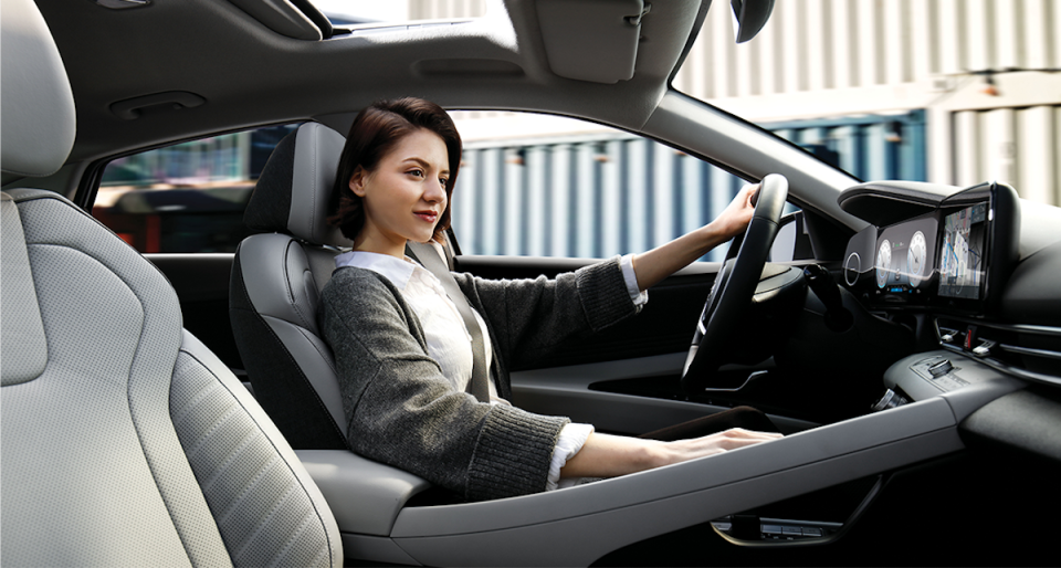 model_avante_cn7_design_inspiration_full_option_modern_grey_front_seat_woman.png