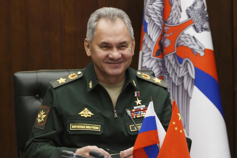 En esta foto publicada por el Servicio de Prensa del Ministerio de Defensa de Rusia, el ministro de Defensa ruso, Sergei Shoigu, participa en una videollamada con su homólogo chino, Wei Fenghe, en Moscú, Rusia, el martes 23 de noviembre de 2021.