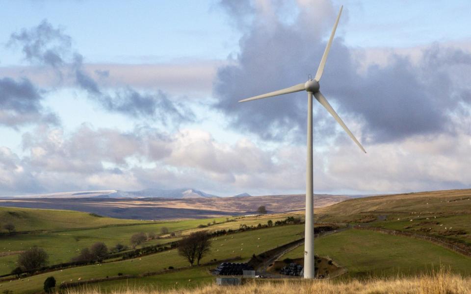 A view of an onshore Wind Turbine located on the mountain to on Markham Common with Snow on the Brecon Beacons in the backgroun on December 07, 2022 in Markham - Huw Fairclough/Getty Images Europe