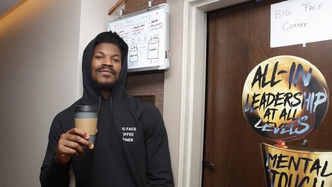 Jimmy Butler經營咖啡品牌「Big Face Coffee」，後方為手寫招牌。（圖／翻攝自推特）