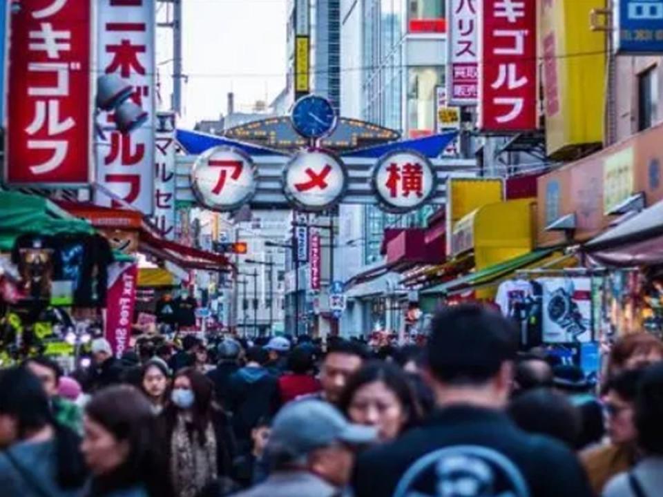 大批外國觀光客疫後湧入日本，已經嚴重影響到日本當地居民的生活環境。