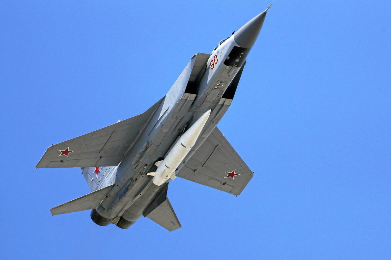 Un MiG-31K lors du défilé du 8 mai 2018 à Moscou. Sous l'avion, on aperçoit un Kinjal, missile hypersonique normalement impossible à intercepter grâce à  sa vitesse et sa manœuvrabilité.   - Credit:/AP/SIPA / SIPA / /AP/SIPA