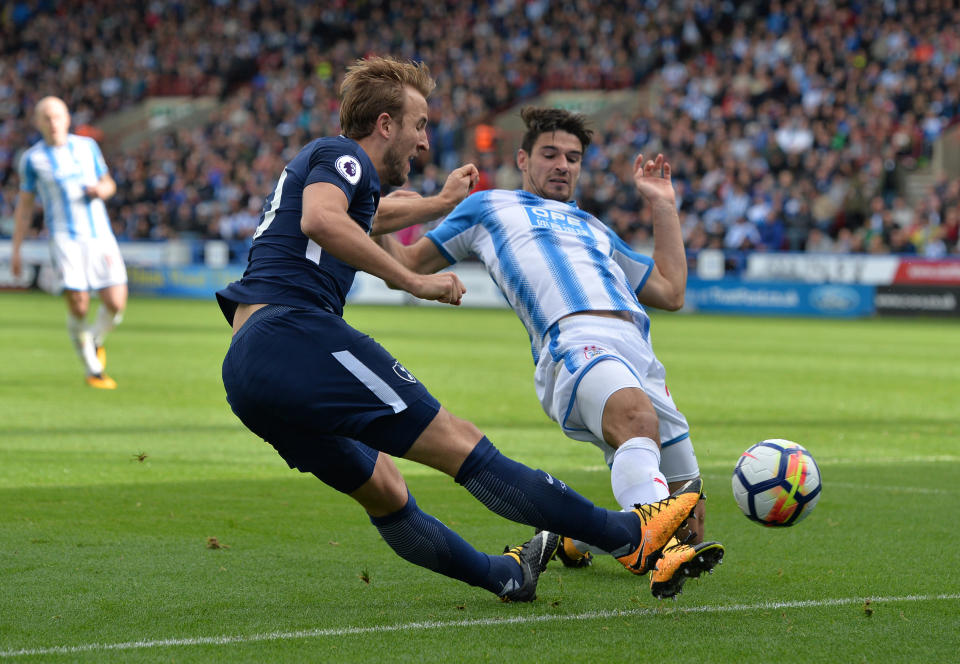 <p>Soccer Football – Premier League – Huddersfield Town vs Tottenham Hotspur – John Smith’s Stadium, Huddersfield, Britain – September 30, 2017 Tottenham’s Harry Kane in action with Huddersfield Town’s Christopher Schindler REUTERS/Peter Powell EDITORIAL USE ONLY. No use with unauthorized audio, video, data, fixture lists, club/league logos or “live” services. Online in-match use limited to 75 images, no video emulation. No use in betting, games or single club/league/player publications. Please contact your account representative for further details. </p>