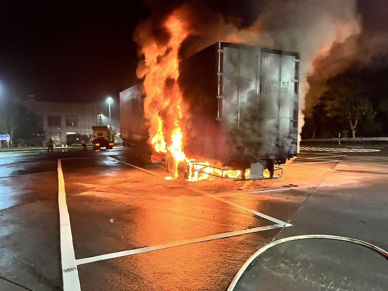 聯結貨櫃車國道起火 一輛載運電子零件的聯結貨櫃車，8日行經國道3號西 湖路段，輪胎突然冒煙，駕駛立即駛入西湖休息區， 拿出滅火器想要自行撲滅，但火勢一發不可收拾，不 到幾分鐘就吞噬整個貨櫃。 （民眾提供） 中央社記者管瑞平傳真  113年4月8日 