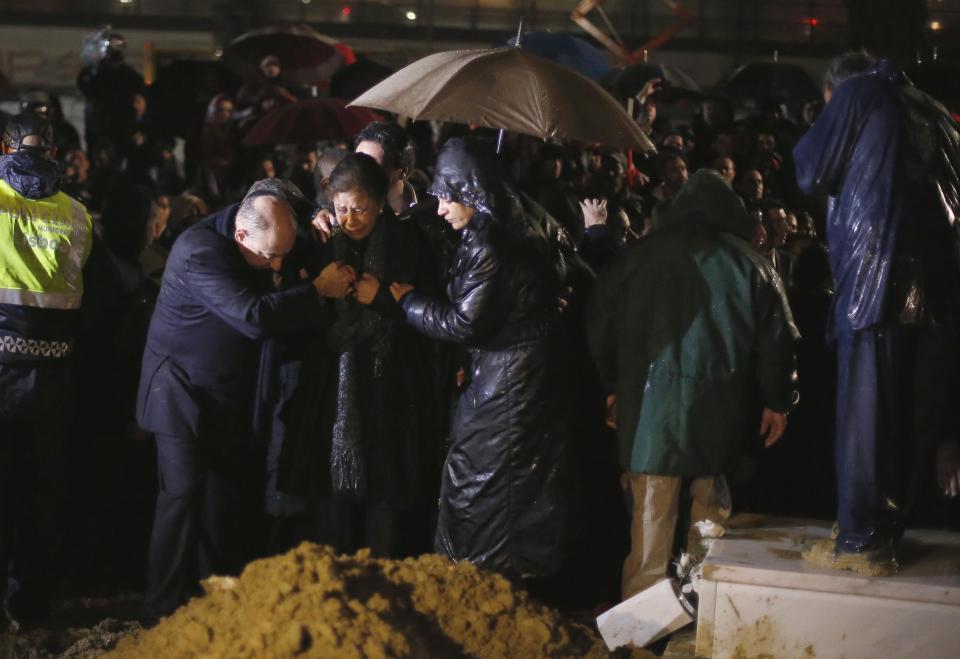 Flora, wife of Eusebio, cries during the funeral of her husband at Lumiar cemetery in Lisbon