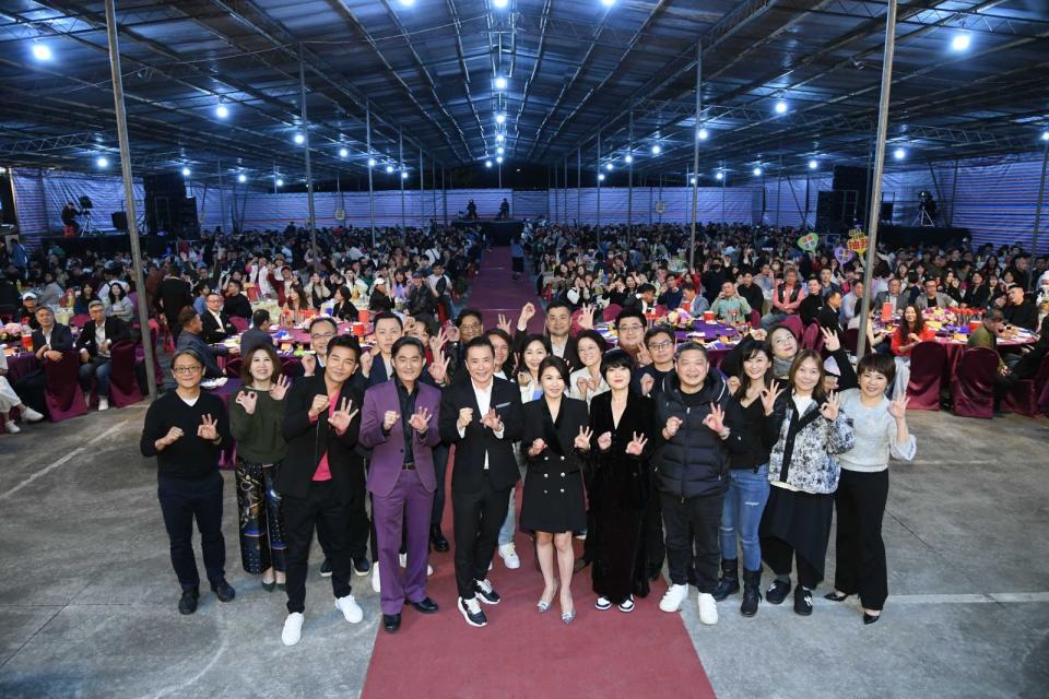 陳珮騏（左起）苗可麗、江國賓、謝承均和董事長張榮華一起抽出74萬大獎。（三立提供）