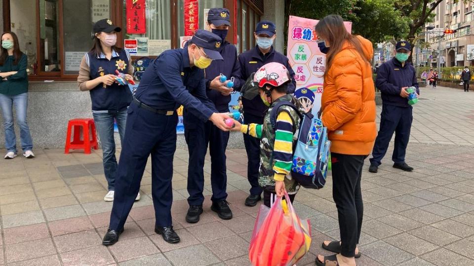 三重分局長張國哲拿出小禮物送給學童，趁機宣導交通安全知識。（圖／TVBS）