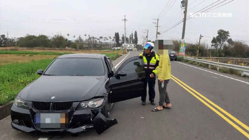 兩台機車對撞後一名騎士噴飛，隨後更被來不及煞車的轎車撞上。