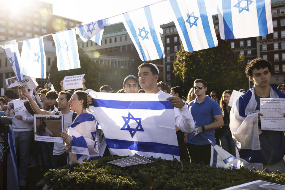 Pro-Israel demonstrators hold signs and flags during a protest (Yuki Iwamura / AP file)